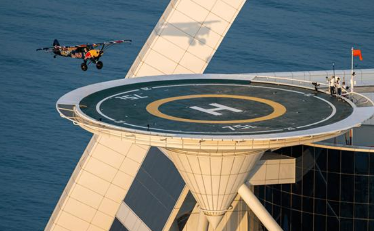 红牛“敢死队”再创纪录 驾固定翼飞机在迪拜帆船酒店直升机坪起降